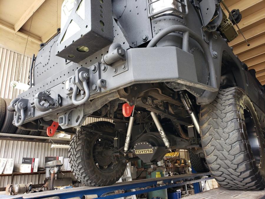 Днище и подвеска Toyota Tundra CrewMax 4x4 Zombie Apocalypse 2013 года  (фото 421 из 461)